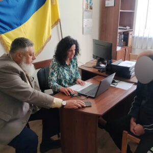 Працівники ЦНАПу Городоцької сільської ради під час надання адміністративних послуг відвідувачу у приміщенні установи.