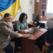 Працівники ЦНАПу Городоцької сільської ради під час надання адміністративних послуг відвідувачу у приміщенні установи.