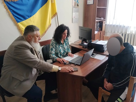 Працівники ЦНАПу Городоцької сільської ради під час надання адміністративних послуг відвідувачу у приміщенні установи.