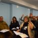 Учасники засідання піднімають руки під час голосування.