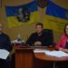 Засідання робочої групи в Городоцькій сільській раді: учасники за столом на тлі Державних Прапорів України.