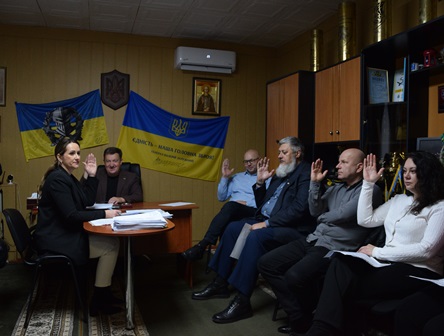 Засідання виконавчого комітету Городоцької сільської ради: члени виконкому голосують за ухвалення рішень.