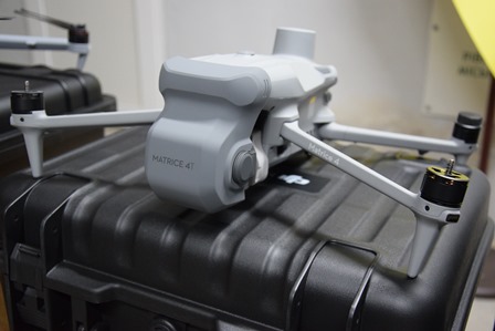 Квадрокоптер DJI Matrice 4T на захисному кейсі.