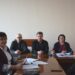 На фото учасники засідання робочої групи з формування проєкту бюджету Городоцької територіальної громади на 2027 рік під час обговорення бюджетних потреб та опрацювання документів за робочим столом.