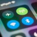 Панель швидких налаштувань смартфона з іконками Wi-Fi, Bluetooth, авіарежиму та мобільного зв’язку.