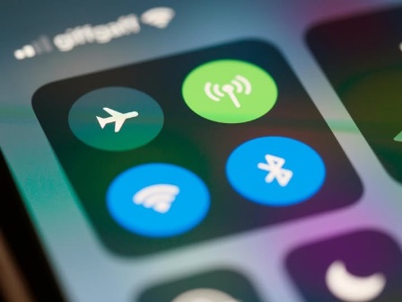 Панель швидких налаштувань смартфона з іконками Wi-Fi, Bluetooth, авіарежиму та мобільного зв’язку.